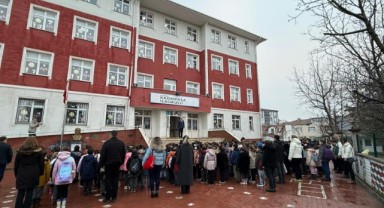 Okullarda deprem şehitleri için saygı duruşunda bulunuldu