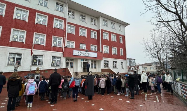 Okullarda deprem şehitleri için saygı duruşunda bulunuldu