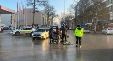 Otomobille çarpışan motosiklet sürücüsü yaralandı