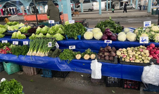 Pazarda soğuk havaya rağmen yoğunluk oluştu