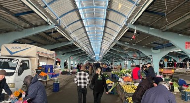 Pazarda soğuk havaya rağmen yoğunluk oluştu