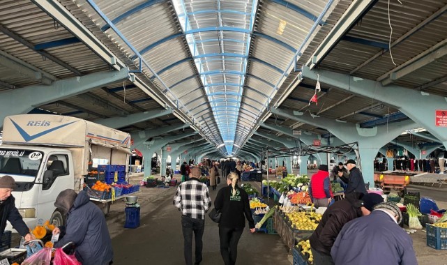 Pazarda soğuk havaya rağmen yoğunluk oluştu