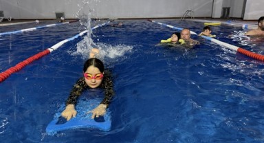 Rasmussen sendromlu Amine kulaçlarıyla hayata tutunuyor