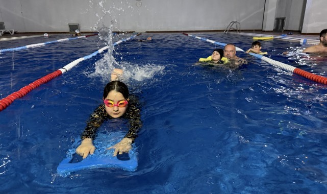 Rasmussen sendromlu Amine kulaçlarıyla hayata tutunuyor