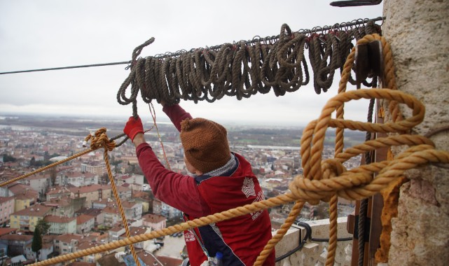 “Son Mahyacı” Ramazan’da minareleri ışıkla süslüyor
