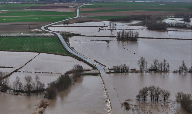 Taşkın nedeniyle Değirmenyeni ve Büyükdöllük köylerine ulaşım kapandı
