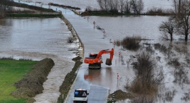 Taşkın nedeniyle Değirmenyeni ve Büyükdöllük köylerine ulaşım kapandı