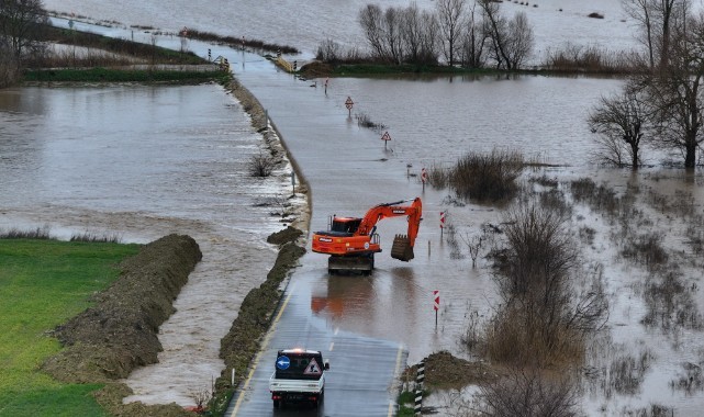 Taşkın nedeniyle Değirmenyeni ve Büyükdöllük köylerine ulaşım kapandı