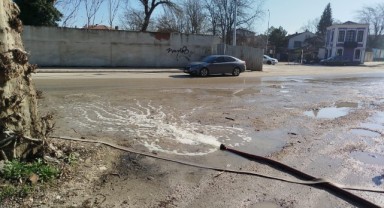 Taşkın suları tarihi binayı vurdu, tahliye suyu caddeyi kapladı