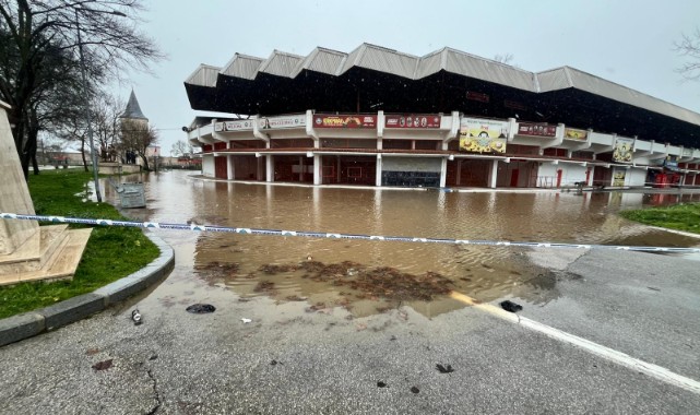 Tunca Nehri Sarayiçi’nde kısmen taştı