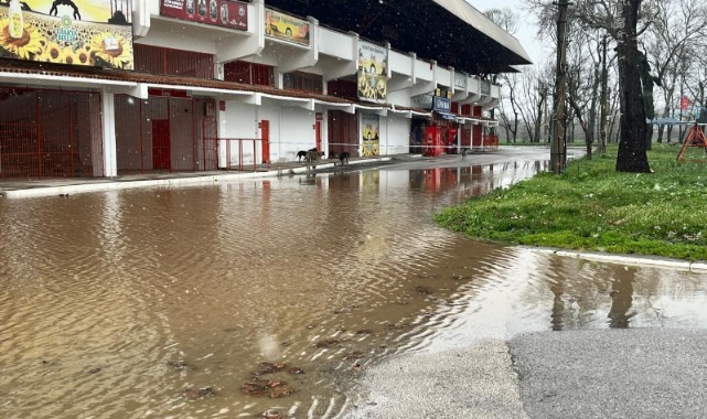 Tunca Nehri Sarayiçi’nde kısmen taştı
