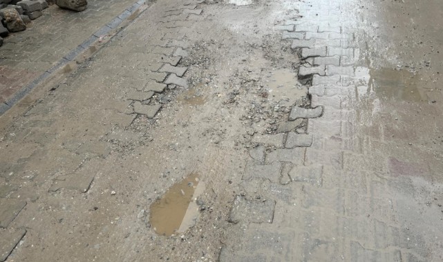 Uzun süredir onarılmayan yollar ve su birikintileri vatandaşın çilesi oluyor
