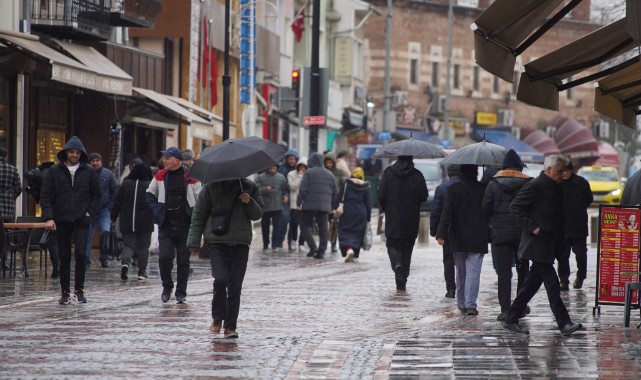 Yağış nedeniyle cadde ve sokaklar göle döndü