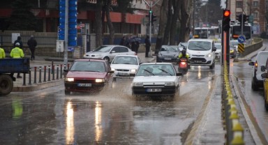 Yağış nedeniyle cadde ve sokaklar göle döndü
