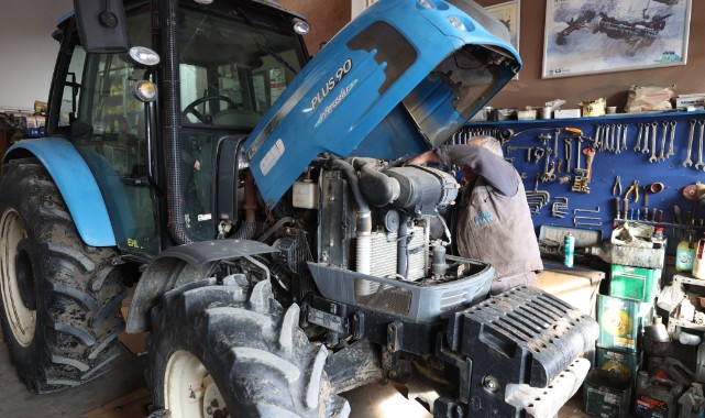 Yarım asrı aşkın süredir traktör tamiri yapıyor