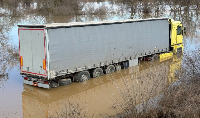 Yumuşayan zemin TIR’ı yolda bıraktı