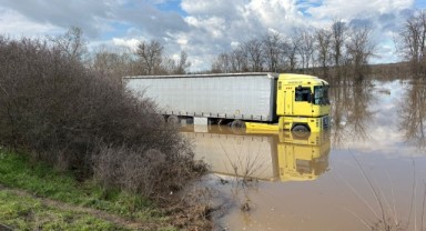 Yumuşayan zemin TIR’ı yolda bıraktı