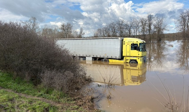 Yumuşayan zemin TIR’ı yolda bıraktı