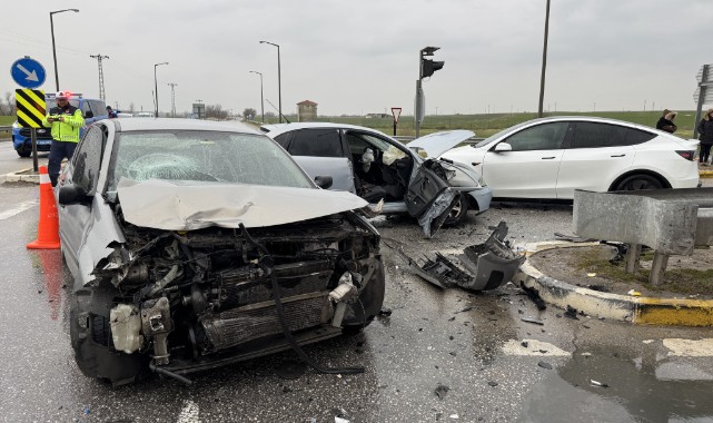 3 aracın karıştığı kazada 2 kişi yaralandı