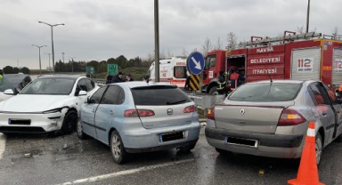 3 aracın karıştığı kazada 2 kişi yaralandı