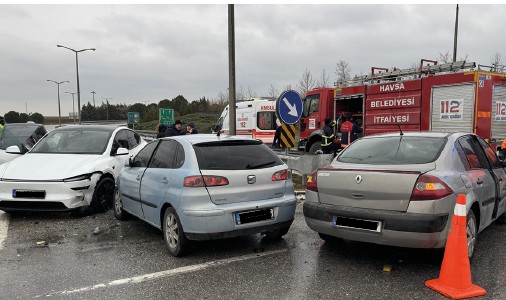 3 aracın karıştığı kazada 2 kişi yaralandı