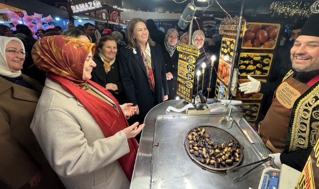 AK Parti heyeti teravih çıkışı vatandaşlara çeşitli ikramlarda bulundu