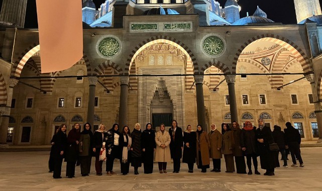 AK Parti heyeti teravih çıkışı vatandaşlara çeşitli ikramlarda bulundu