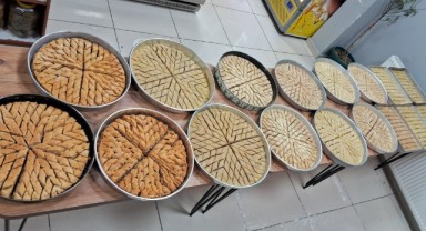 Ata yadigarı tarifle ev baklavası yapıyor