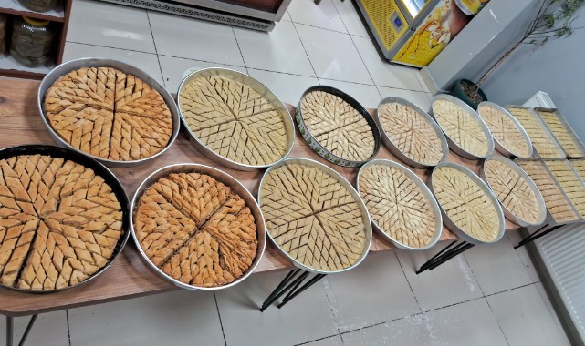 Ata yadigarı tarifle ev baklavası yapıyor