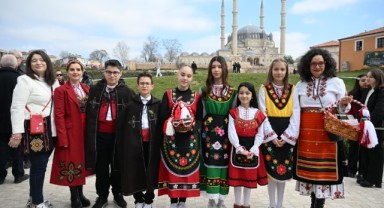 'Baba Marta' gününde marteniçkalar bu kez dünya barışı dileğiyle takıldı