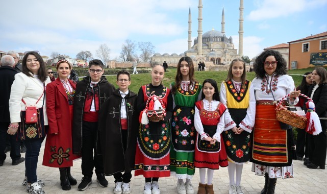 'Baba Marta' gününde marteniçkalar bu kez dünya barışı dileğiyle takıldı