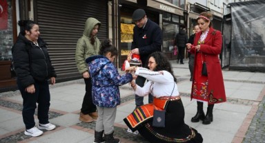 Baharın simgesi marteniçkalar bu kez küresel barış için bağlandı