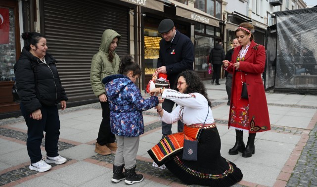 Baharın simgesi marteniçkalar bu kez küresel barış için bağlandı