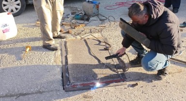 Belediyenin açtığı çukuru vatandaşlar kapattı