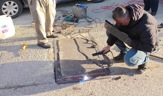 Belediyenin açtığı çukuru vatandaşlar kapattı