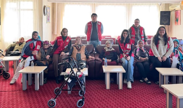 Genç Kızılay gönüllüleri huzurevi sakinleriyle buluştu