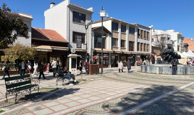 Güzel havayı gören kent sakinleri cadde ve sokaklara akın etti