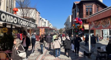Güzel havayı gören kent sakinleri cadde ve sokaklara akın etti