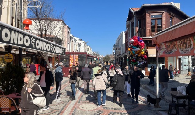 Güzel havayı gören kent sakinleri cadde ve sokaklara akın etti