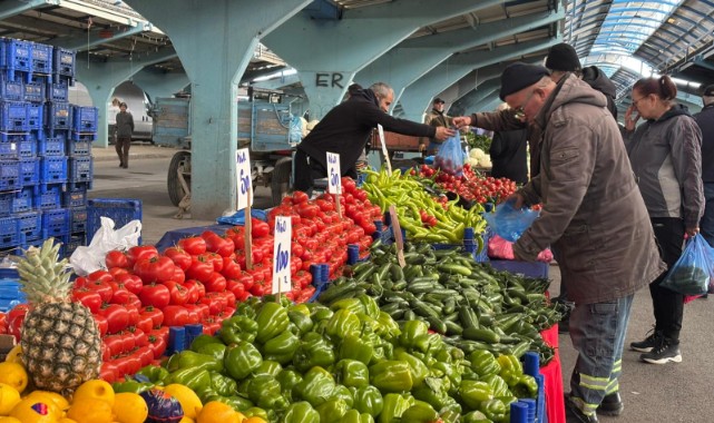 Havanın ısınmasıyla birlikte vatandaşlar pazara akın etti