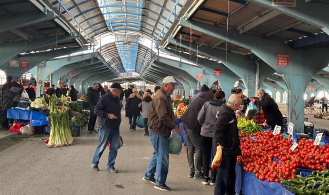 Havanın ısınmasıyla birlikte vatandaşlar pazara akın etti
