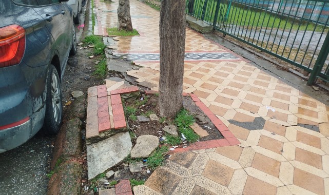 İşlek caddede kaldırım alarmı: Yayalar tehlikeyle yürüyor