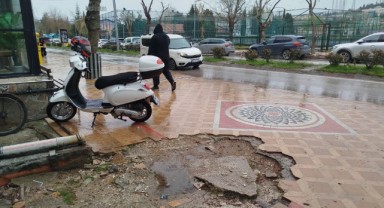 İşlek caddede kaldırım alarmı: Yayalar tehlikeyle yürüyor