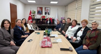 Kadın Kolları yönetimine rozet töreni