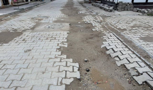 Kaleiçi’nde yol çilesi bitmiyor: Vatandaş Belediyeden çözüm bekliyor