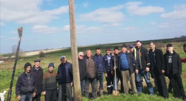 Leylekler yuvaya ulaşma, köylüler yuvayı kurma telaşı yaşıyor