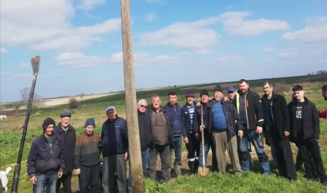 Leylekler yuvaya ulaşma, köylüler yuvayı kurma telaşı yaşıyor