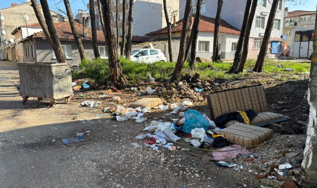 Lise yakınında biriken çöpler endişe yarattı: “bu görüntüler Edirne’ye yakışmıyor”