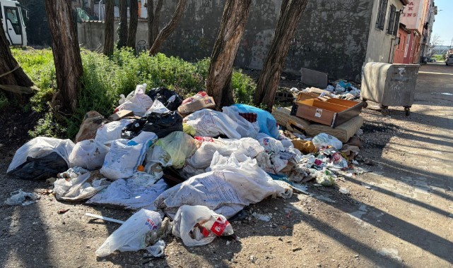 Lise yakınında biriken çöpler endişe yarattı: “bu görüntüler Edirne’ye yakışmıyor”
