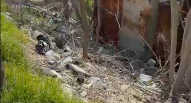 Mezarlık girişindeki çöp yığınları tepki çekti